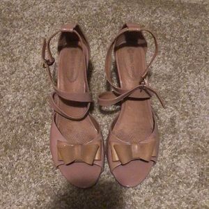 Nude heels with bow